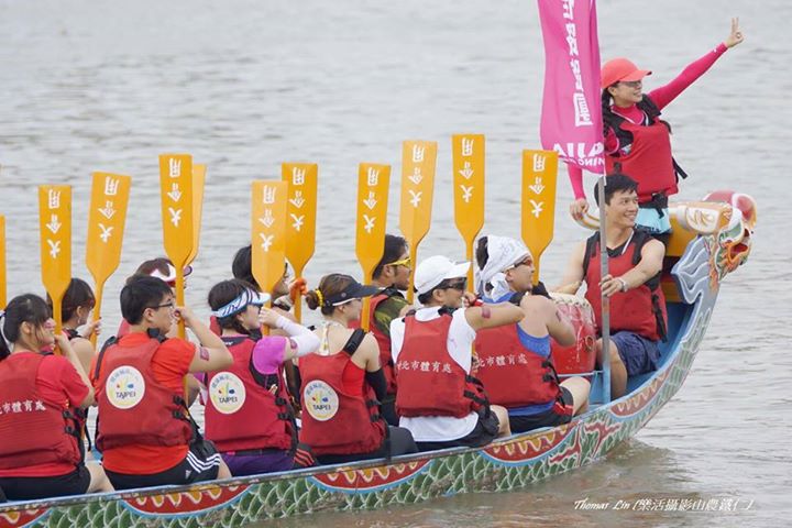 大佳龙舟队 2015风云再起_图解步骤 2014是大佳路跑團參加台北龍舟賽的第一年, 計有ABC三隊參賽,我們雖然不強,但我們很團結很有信心和毅力, 2015年我們將要再起,勇奪冠軍!! 一生中一定要划一次龍舟~ 那今年就跟著大佳團一起航行在這偉大的航道吧.. Go Go Go .. 活動報名費: 500元 將用於: 1.專屬大佳龍舟隊服 2.提供10次團練早餐 3.