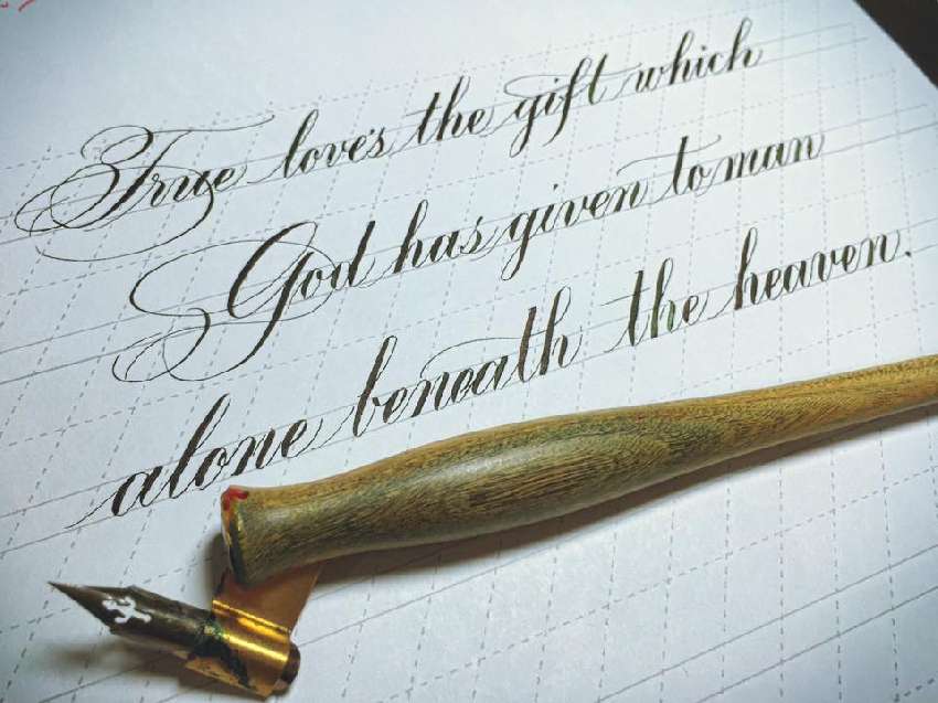 写水笔字的时候怎么才能把大小写的均匀