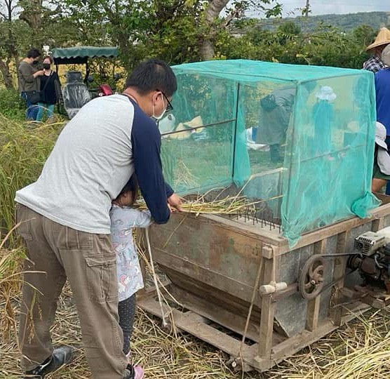 【客家古厝傳脫穀機打